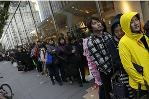 Dòng người xếp hàng mua iPhone 6 ở New York