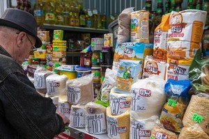 Ukraine “chóng mặt” với giá cả
