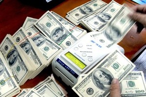 Vàng tăng nhẹ, USD ngân hàng lên cao nhất lịch sử