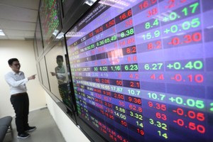 Nghịch lý cổ phiếu có EPS khủng, định giá bèo