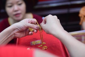 Giá vàng hôm nay ngày 24/9: Vàng trong nước "đứng hình", thế giới tiếp tục lao dốc
