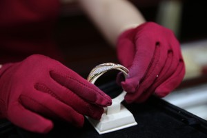 Giá vàng hôm nay ngày 9/6: Vàng thế giới vọt tăng, trong nước vẫn "đủng đỉnh"