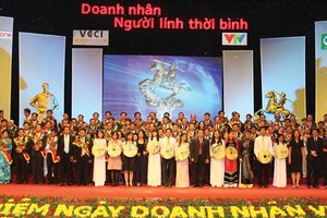 Những người vươn ra từ mắt bão