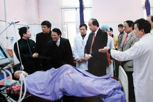 Lãnh đạo tỉnh Hà Nam thăm bệnh nhân nặng tại Bệnh viện Đa khoa tỉnh