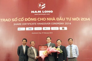 Giữa tuần trước, NLG đã trao sổ cổ đông cho 6 NĐT mới