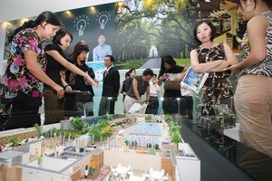 Nhóm  khách hàng Việt kiều đang tham quan Dự án Cantavil, quận 2, TP. HCM