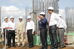 Bộ trưởng Bộ Xây dựng Trịnh Đình Dũng thăm Dự án HQC Plaza
