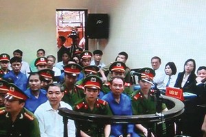 Dương Chí Dũng (áo trắng) và các bị cáo tại phiên tòa phúc thẩm