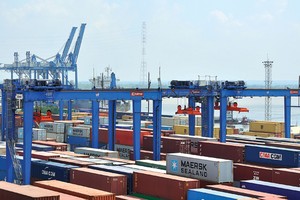 Doanh nghiệp hỏi, hải quan… nói “chuyển”