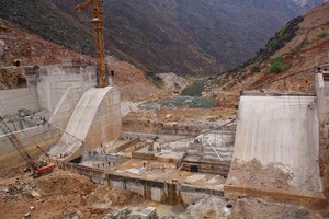 Trở ngại lớn nhất khi xây dựng thân đập và chân móng Nhà máy Thủy điện Nho Quế 3 là phải bịt được các hang trống chứa bùn nằm rải rác trong lòng núi đá vôi