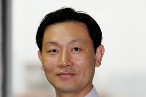 Yun Hang Jin Giám đốc Khối thị trường mới nổi Công ty Korea Investment & Securities (Hàn Quốc)