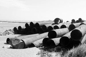 Ống thép hút cát đã bắt đầu hoen gỉ sau thời gian dài phơi mình trong nắng