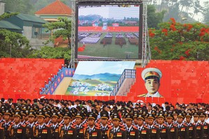 Hình ảnh Đại tướng Võ Nguyên Giáp xuất hiện nổi bật tại Lễ kỷ niệm 60 năm Chiến thắng Điện Biên Phủ