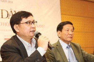 Ông Nguyễn Sơn, Vụ trưởng, UBCK (bên trái) phát biểu tại buổi họp báo