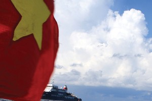 Phía sau những người lính giữ biển, giữ đảo là triệu triệu trái tim Việt Nam cùng chung nhịp đập - Ảnh: Trung Hiếu