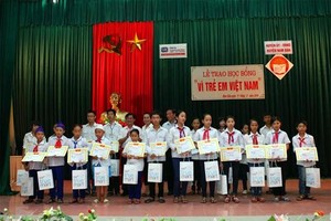 Hơn 7 năm qua, Giải Golf vì trẻ em Việt Nam do Báo Đầu tư tổ chức đã trao tặng hơn 10.000 suất học bổng cho các em học sinh trên cả nước