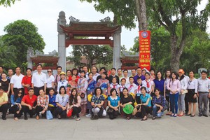 Các em học sinh Trường THPT số 1 Bắc Hà (Lào Cai) cùng đoàn công tác của Báo Đầu tư hành hương về quê Bá