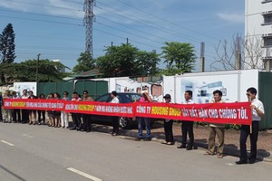 Khách hàng giăng biểu ngữ tố cáo Housing Group tại Dự án Khu nhà ở kinh doanh 