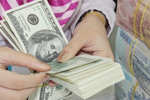 Giá  USD bán ra trên thị trường tự do tuần qua có lúc lên đến 21.300 đồng/USD, cao nhất từ đầu tháng 10/2013