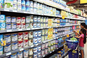 Tại nhiều siêu thị, sữa Mead Jonhson trong danh mục bình ổn giá đều không còn đủ hàng để bán
