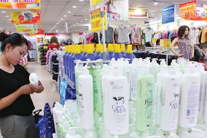 Người dân cắt giảm tiêu dùng một phần vì niềm tin suy giảm