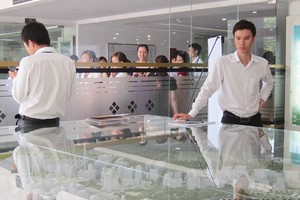 Nhiều khách hàng đã quen với việc giao dịch bất động sản qua sàn