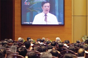 “Sốt ruột” với nợ công và cơ chế quản lý giá điện, xăng dầu