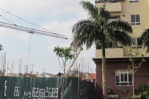 Tòa nhà N04-B1 được xây dựng sát Tòa nhà N04-B2 (bên phải)