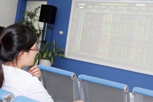 Nhà đầu tư ngoại vẫn đợi tin nới room