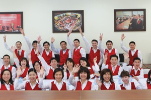 Khoác chiếc áo ghile màu Bordeaux, nhân sự HNX xuất hiện trước công chúng trong tâm thế “người phục vụ”