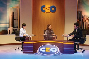 Bà Bạch Thị Lệ Thoa (giữa) tranh luận với đại diện người lao động trong chương trình 