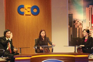 Bà Bạch Thị Lệ Thoa (giữa) với vai trò là CEO của kỳ này