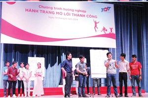 Anh Lê Bá An Bình chia sẻ kinh nghiệm về marketing với sinh viên Trường đại học Tôn Đức Thắng trong chương trình “Hành trang mở lối thành công”