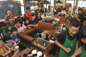 Việc Highlands Coffee hạ mình xuống phân khúc bình dân hơn lại là cơ hội để Starbucks bung hàng  