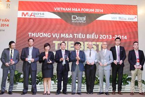 Ông Nguyễn Văn Phúc, Phó chủ nhiệm Ủy ban Kinh tế của Quốc hội trao giải cho các thương vụ M&A tiêu biểu 2013-2014