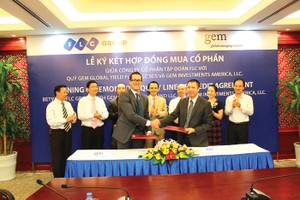 Ông Warren Baker, Giám đốc Quỹ đầu tư GEM Global Yield Fund và ông Nguyễn Thiện Phú, Phó tổng giám đốc FLC ký kết Hợp đồng đầu tư