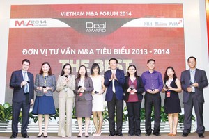 TS. Nguyễn Anh Tuấn, Tổng Biên tập Báo Đầu tư chúc mừng các đơn vị tư vấn M&A tiêu biểu 2013-2014