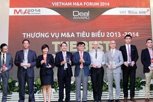 Ông Nguyễn Văn Phúc, Phó chủ nhiệm Ủy ban Kinh tế của Quốc hội trao kỷ niệm chương cho các DN được bình chọn có thương vụ M&A tiêu biểu 2014