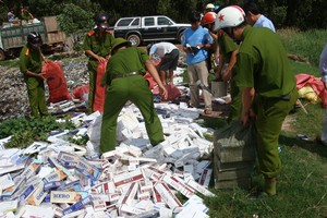 Lực lượng an ninh kinh tế Công an An Giang bắt tại chỗ một số đối tượng buôn lậu thuốc lá