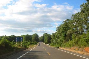 Xây dựng đường Hồ Chí Minh đoạn Cam Lộ - La Sơn