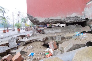 Khu nhà tái định cư Đồng Tàu tuy mới đi vào hoạt động cách đây khoảng 5 - 6 năm, nhưng đã bị xuống cấp trầm trọng (Ảnh: Internet)