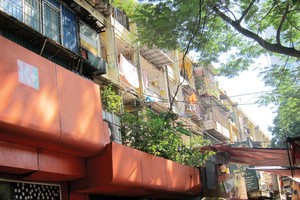 Khẩn cấp di dời dân khỏi nhà C8 Giảng Võ
