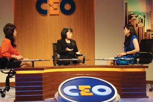 Bà Nguyễn Đoàn Kim Sơn, Chủ tịch HĐQT Công ty cổ phần Giáo dục Liên minh Bách Khoa (ngồi giữa) ở vị trí CEO trong chương trình kỳ này