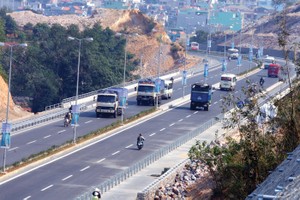 Quốc lộ 18 hiện là trục đường bộ chính liên kết Quảng Ninh với các tỉnh khác trong Vùng kinh tế trọng điểm Bắc Bộ  