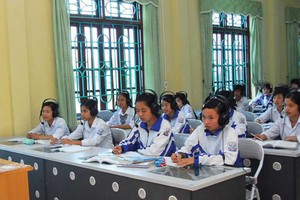 Hầu hết phụ huynh “tự nguyện” mua bảo hiểm học sinh