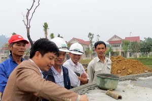 KTS Lê Tuấn Long cùng các cộng sự trên công trường Xanh Villas, Hà Nội