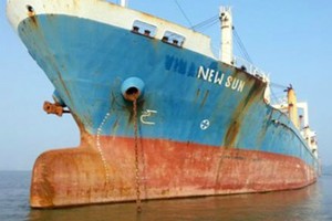 Nhiều tàu biển Vinashinlines đang neo đậu vạ vật tại các cảng biển, đứng trước nguy cơ trở thành sắt vụn nếu không có phương án xử lý sớm