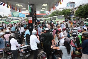 Theo quy định mới, nếu giá cơ sở tăng 0-3%, doanh nghiệp phân phối xăng dầu được tự điều chỉnh giá bán lẻ.