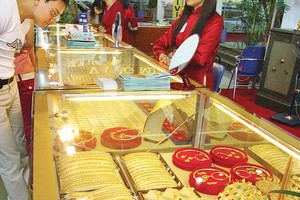 Giá vang trong nước có thời điểm chênh lệch tới 5 triệu đồng/lượng so với giá thế giới