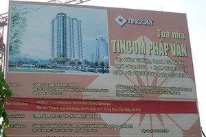 Tấm biển cũ đề khởi công 2009 và hoàn thành 2011 nay thay vào đó  khởi công 2011 và hoàn thành 2015